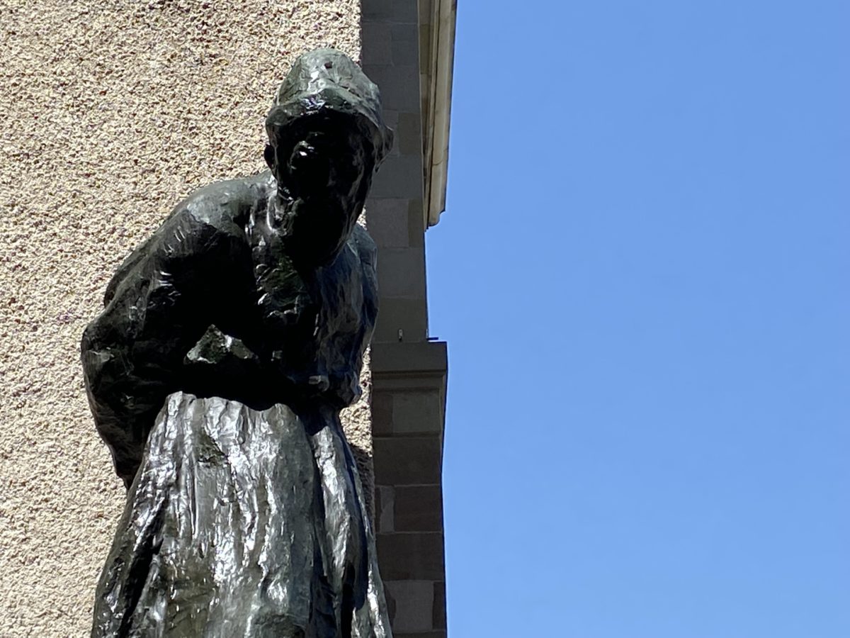 Статуя пророка Иеремии в Женеве вблизи